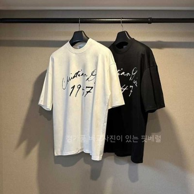 [국내배송] 디* 핸드라이팅 티셔츠 (2color)