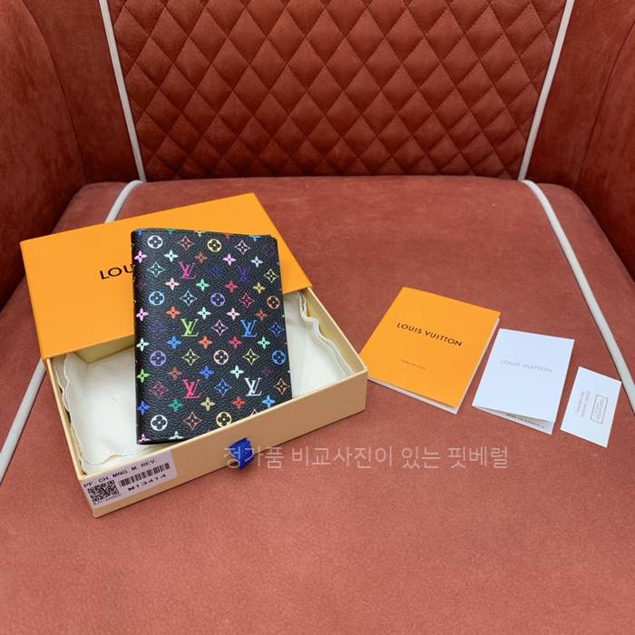 루*비통 M13414 LV x TM 패스포트 커버 여권지갑