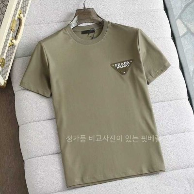 [국내배송] 프*다 밀라노로고 라운드 티셔츠 (2color)