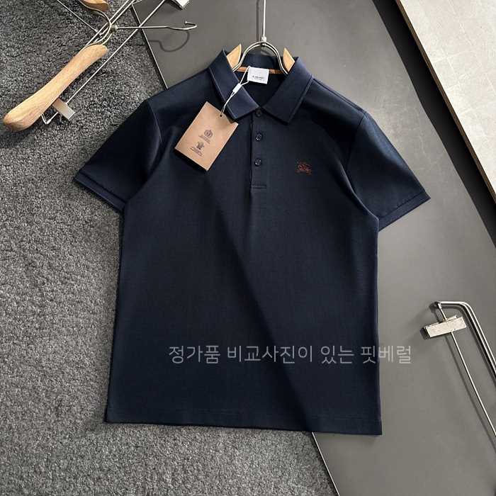 [국내배송] 버*리 기사 자수로고 포인트 카라티셔츠 (2color)