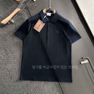 [국내배송] 버*리 기사 자수로고 포인트 카라티셔츠 (2color)