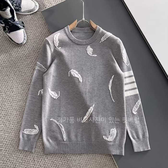 [국내배송] 톰*라운 깃털자수 니트