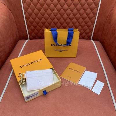 루*비통 M26214 LV 참 카드 홀더