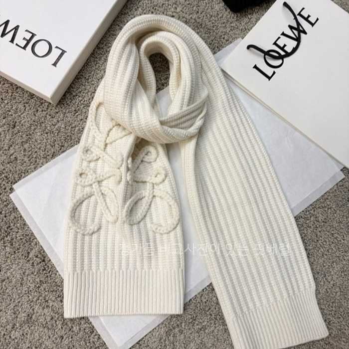 [국내배송] 로*베 시그니쳐 엠보 패턴 블랙 머플러