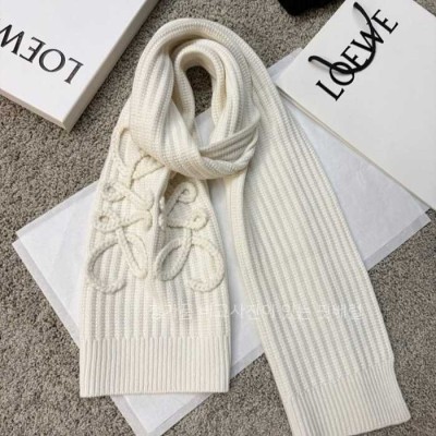 [국내배송] 로*베 시그니쳐 엠보 패턴 블랙 머플러