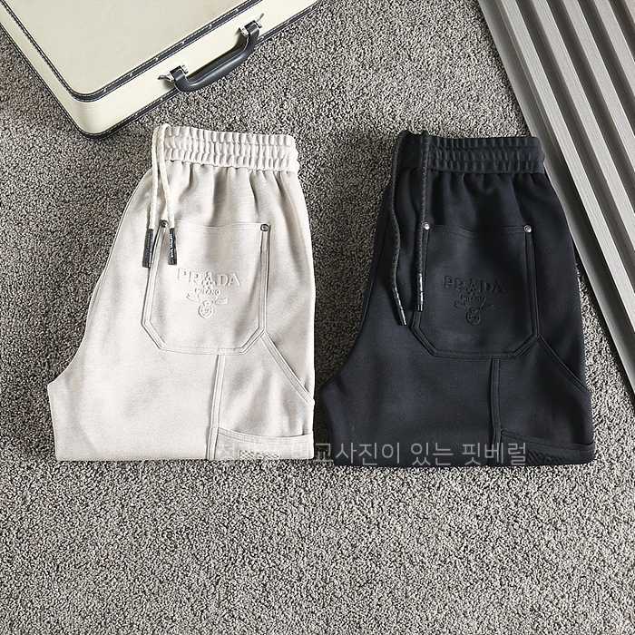 [국내배송] 프*다 휴먼멀티 엠보자수로고 세미와이드 팬츠 (2color)