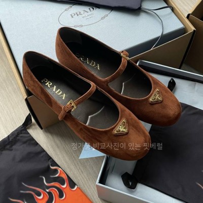 프*다 로고 스트랩 발레리나 플랫 슈즈