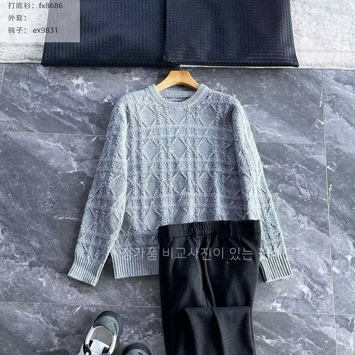 [국내배송] 디* 엠보싱 자카드 니트 스웨터