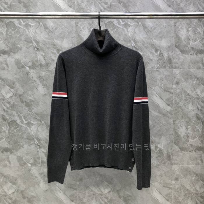 톰*라운 RWB 암밴드 저지 스티치 터틀넥 니트