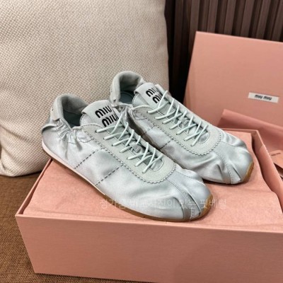 미*미우 플룸 새틴 스니커즈 여성용