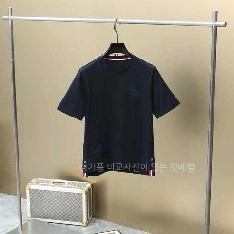 [국내배송] 톰*라운 자수로고 실크라운드 티셔츠 (2color)