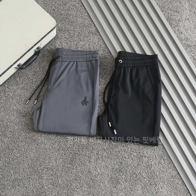 [국내배송] 프*다 휴먼파츠로고 조거팬츠 (2color)