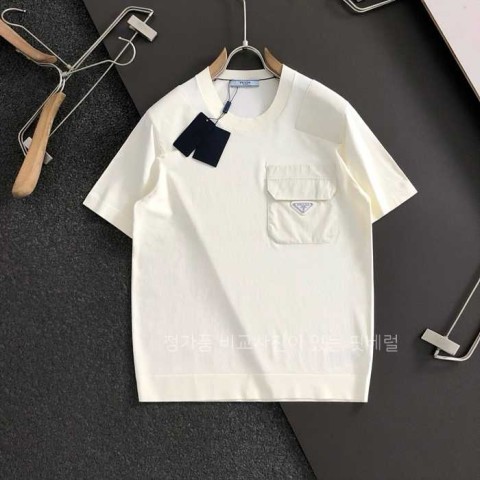 [국내배송] 프*다 포켓 삼각와펜로고 반팔 니트라운드 (2color)