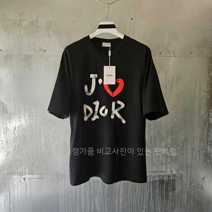 [국내배송] 디* 페인팅 로고 티셔츠