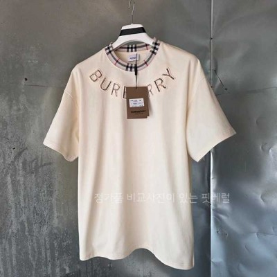 [국내배송] 버*리 체크엠보 로고 티셔츠