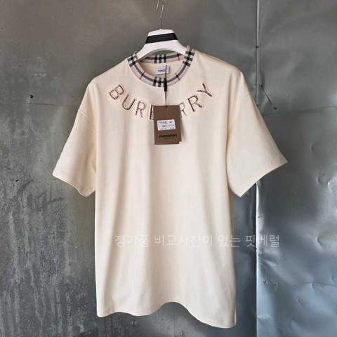 [국내배송] 버*리 체크엠보 로고 티셔츠