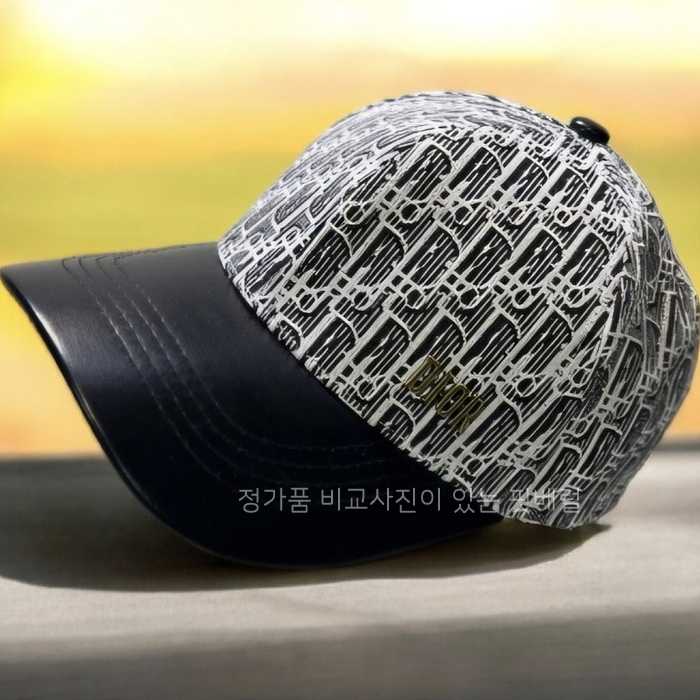 [국내배송] 디* 로고 레터링 자가드 볼캡