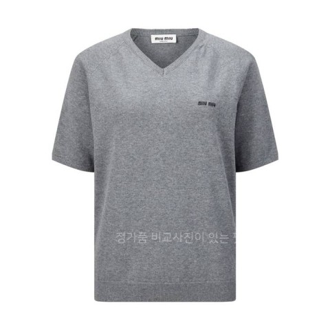 미*미우 로고 V넥 니트 반팔
