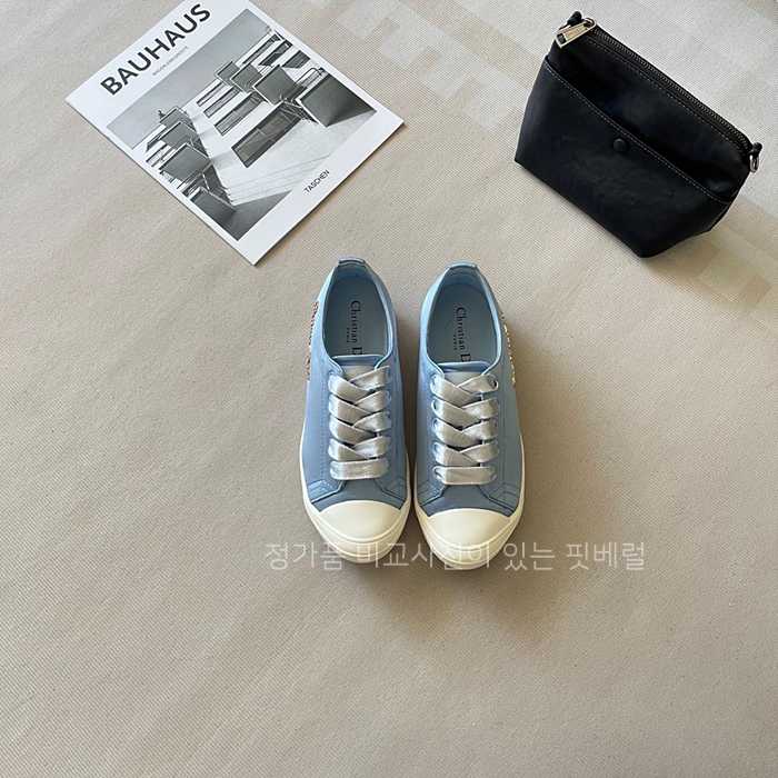 [국내배송] 디* Cd 타입 레터 버클 화이트 스니커즈