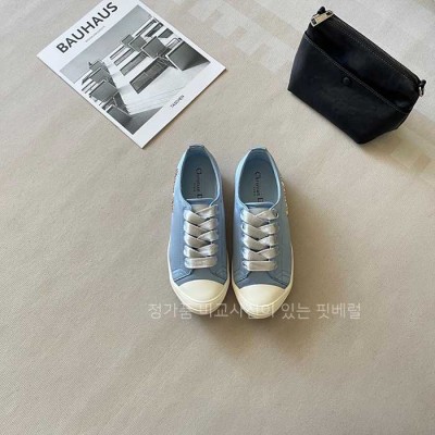 [국내배송] 디* Cd 타입 레터 버클 화이트 스니커즈