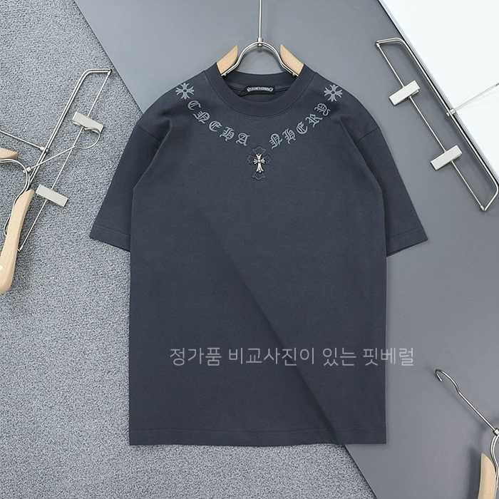 [국내배송] 크*하츠 넥 레터링 세메터리 라운드 반팔 티셔츠